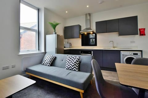 FREE PARKING - Charming 2-BR Flat near Salford Royal Apartment in Salford