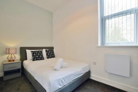 FREE PARKING - Charming 2-BR Flat near Salford Royal Apartment in Salford