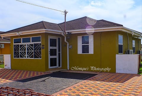 Harbour Oasis Retreat - Charming 2 Bedroom House House in Saint Catherine Parish