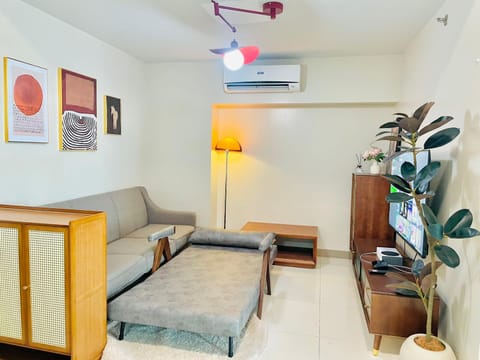 1 Queen Bed & 2 double beds at One Uptown Residences with XBOX and Netflix Apartment in Makati