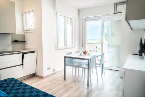 Kitchen or kitchenette, Seating area, stove