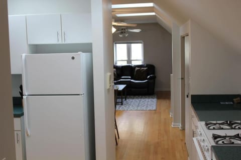 Lincoln Park Living - 3 Queen Beds - Sleeps 6 House in Lincoln Park