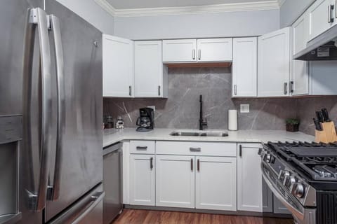 MTM Fully Furnished Rental in Old Town - 2 Beds Casa in Lincoln Park