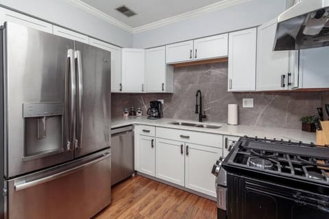 MTM Fully Furnished Rental in Old Town - 2 Beds Maison in Lincoln Park