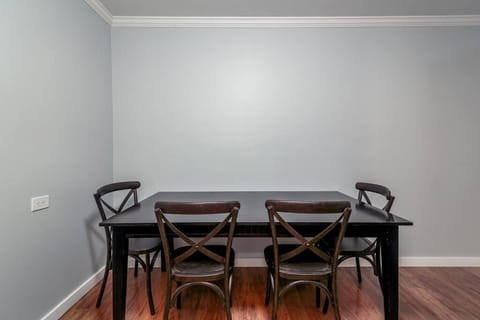 MTM Fully Furnished Rental in Old Town - 2 Beds Maison in Lincoln Park