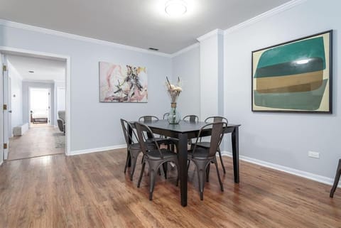 Beautiful Remodeled Penthouse Unit in Old Town House in Lincoln Park