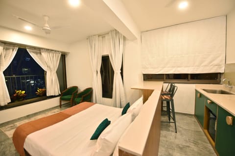 Bed, Kitchen or kitchenette, Seating area, fireplace