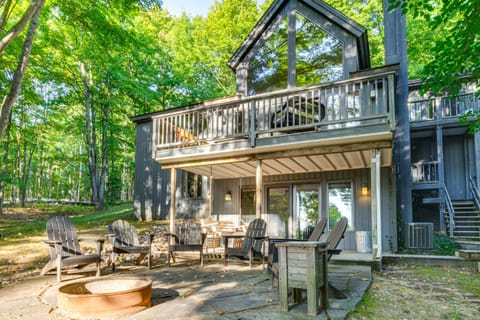 Serene Suttons Bay Home with Fire Pit and Wooded Yard Casa in Suttons Bay