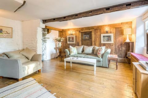 Cottage in centre of Shaftesbury for 4/5 guests House in Gold Hill