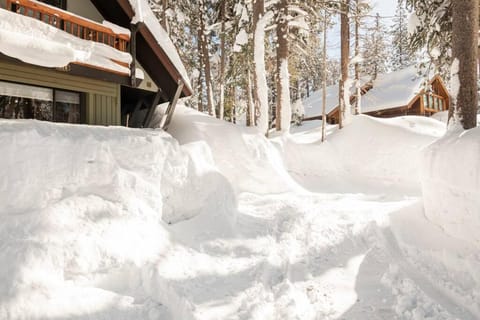 Quaint Cabin in Serene Lakes - Close to Skiing! Casa in Serene Lakes