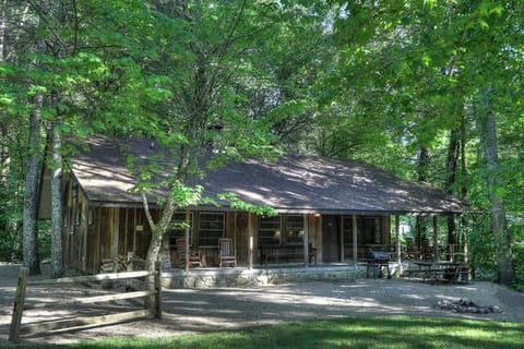 Crockett's Coonskin Cabin #540 House in Pittman Center