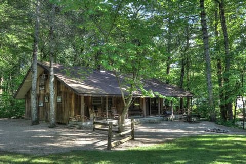Crockett's Coonskin Cabin #540 House in Pittman Center