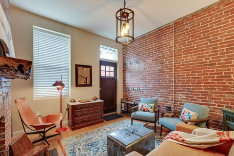 Idyllic Pittsburgh Row House, 3 Mi to Downtown! Maison in Pittsburgh