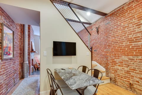 Idyllic Pittsburgh Row House, 3 Mi to Downtown! Maison in Pittsburgh
