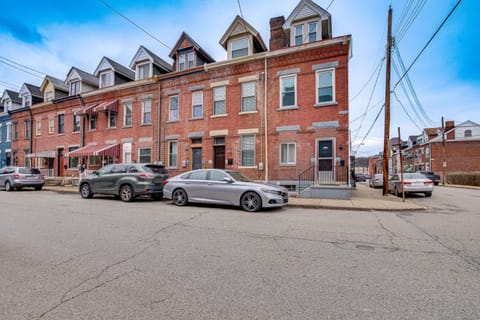 Idyllic Pittsburgh Row House, 3 Mi to Downtown! House in Pittsburgh