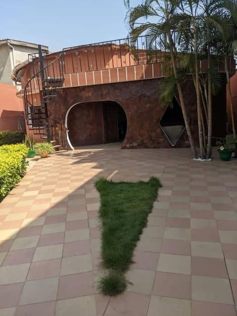 Élégante villa avec jardin+bar Chalet in Lomé
