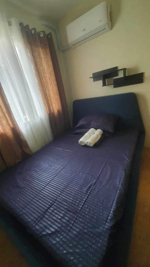 Bed, Bedroom, towels, air conditioner