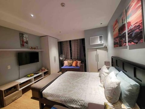 Communal lounge/ TV room, Bed, TV and multimedia, Bedroom, air conditioner