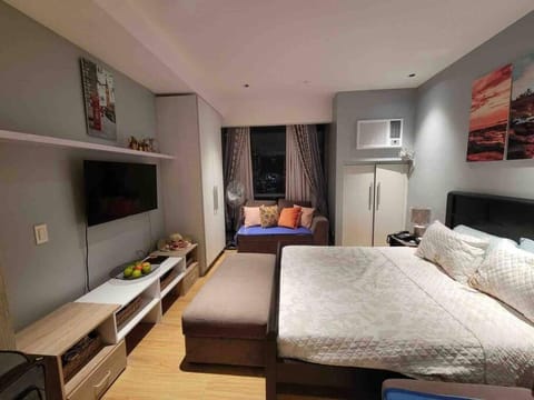 Bed, TV and multimedia, Photo of the whole room, Bedroom