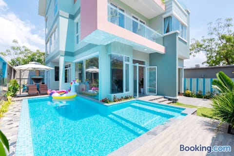 Property building, Day, Garden, Garden view, Pool view, Swimming pool, sunbed