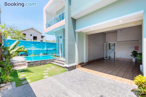 Property building, Patio, Day, Pool view, Swimming pool, sunbed