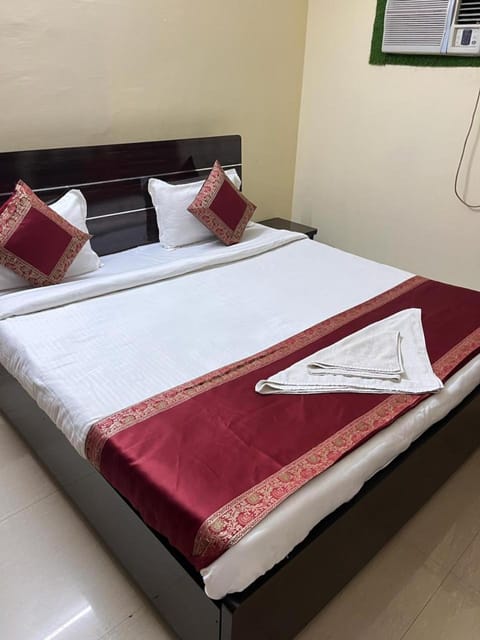 Kashyaam Inn - 10 bedrooms apartment. Condo in Varanasi