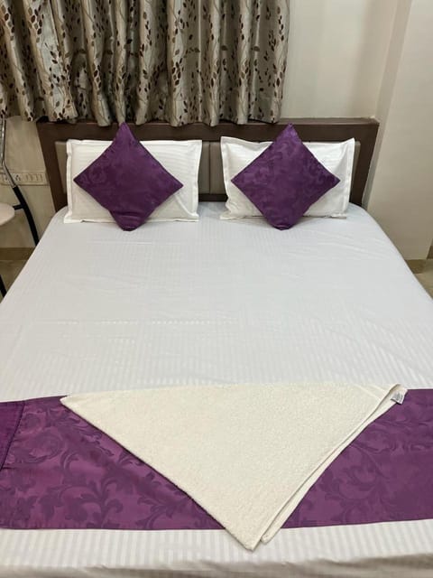 Kashyaam Inn - 10 bedrooms apartment. Condo in Varanasi