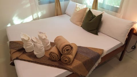 Bed, Bedroom, towels