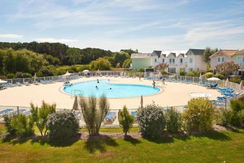 Day, Natural landscape, Pool view, Swimming pool, sunbed