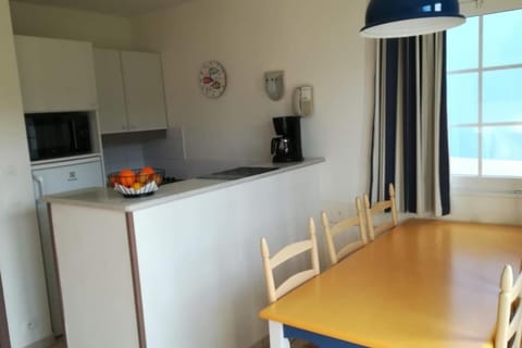 Kitchen or kitchenette, Dining area, minibar, pet friendly, stove