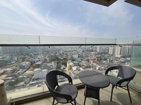 14th Floor Luxe Flat with Patio Condominio in Gurugram