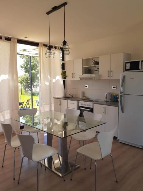 Kitchen or kitchenette, Dining area, minibar, pet friendly, stove