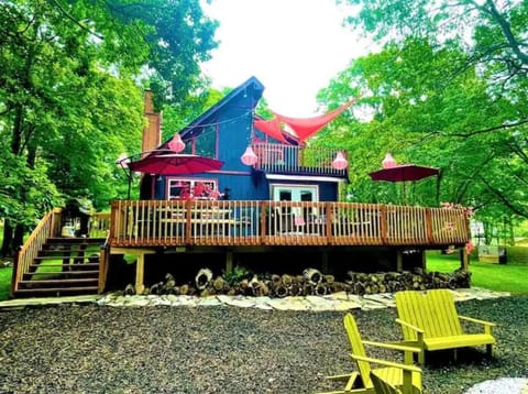 Blue Eden: Chic, Tranquil, Picturesque w/ Hot Tub and Fire Pit House in Middle Smithfield