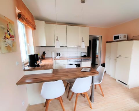 Kitchen or kitchenette, Dining area, dishwasher, minibar, pet friendly, stove, toaster