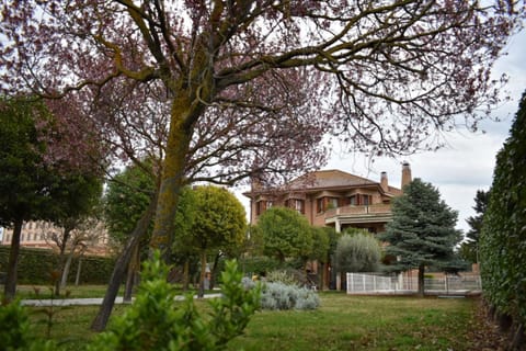 Property building, Garden, Garden view, Swimming pool