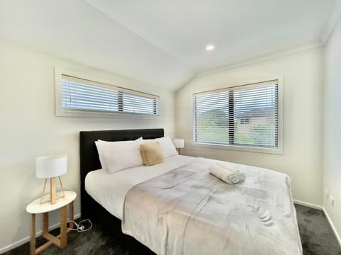 Glendowie Brand-new comfortable 3 & 4-bedroom Houses Villa in Auckland