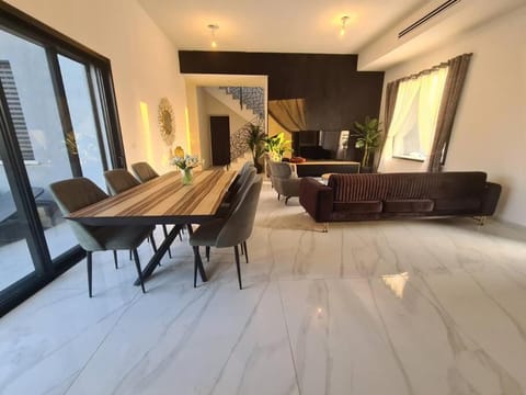 Luxurious Villa at the country side! Chalet in Tel Aviv-Yafo
