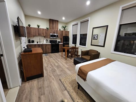 Bed, Kitchen or kitchenette, Photo of the whole room, Bedroom, minibar, toaster