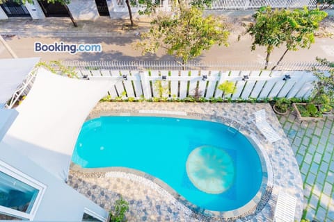 Property building, Spring, Day, Pool view, Swimming pool