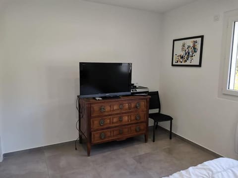 Bed, TV and multimedia, Photo of the whole room, Bedroom, hair dresser