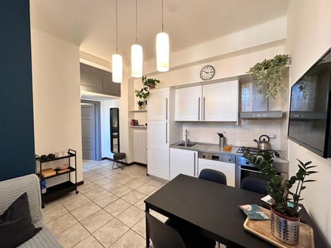 Kitchen or kitchenette, Living room, Seating area, Dining area, minibar, oven, pet friendly, stove