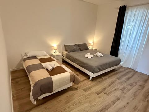 Photo of the whole room, Bedroom, towels