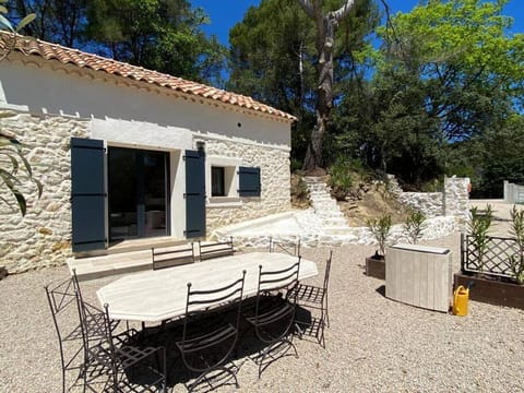 Petite maison et jardin,piscine chauffée privative Haus in Rognes