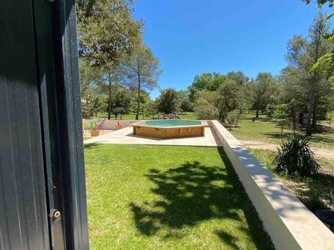 Petite maison et jardin,piscine chauffée privative Haus in Rognes