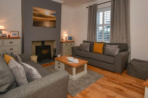 Dexters Den - Sea views, yards from Beach House in Amble