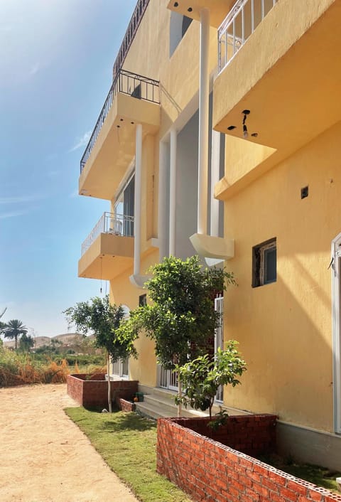 Property building, Facade/entrance, Day, Garden, View (from property/room)