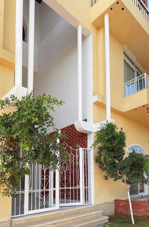 Property building, Facade/entrance, Day, Garden