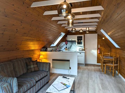 Seating area, Dining area, Parking, heating