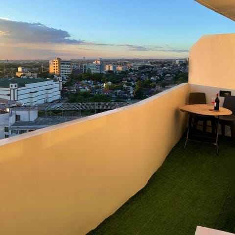 1 Bedroom Penthouse 3BEDS Sunset & City lights with big balcony FREE ACCESS to all amenities Apartment hotel in Quezon City