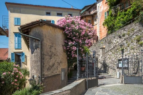 Charming apartment w/courtyard in historical house Condominio in Lugano